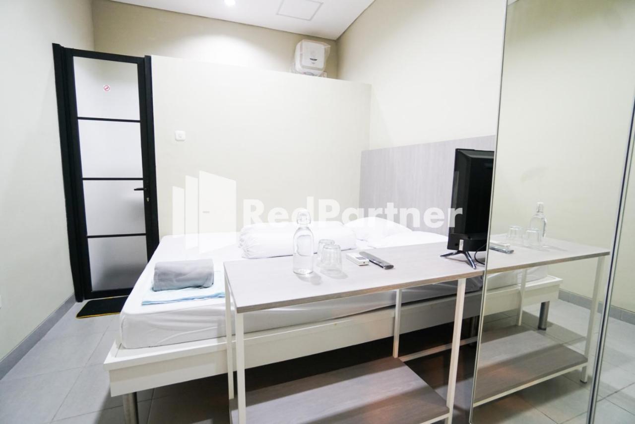 Tomang Gelong Guest House Syariah Mitra Reddoorz Jakarta Exterior photo