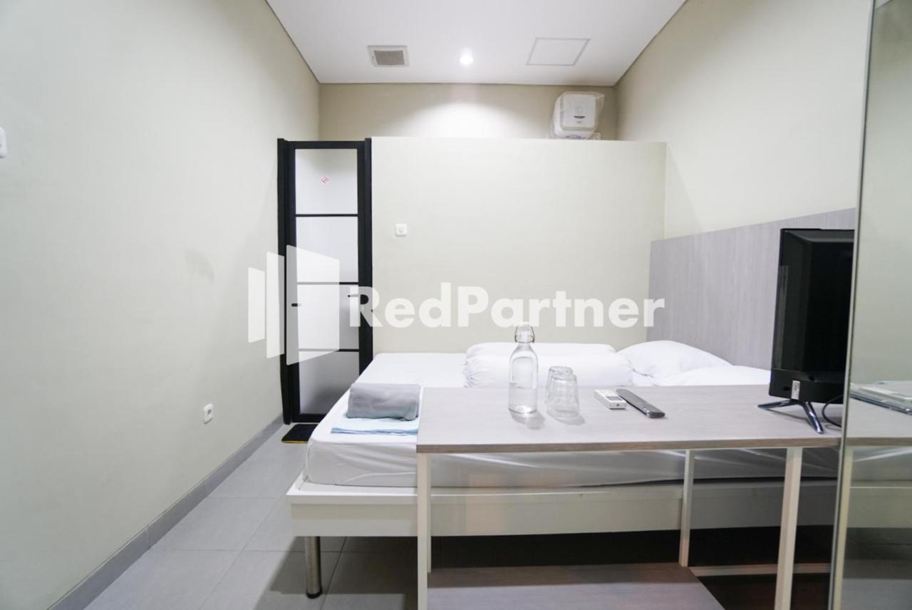 Tomang Gelong Guest House Syariah Mitra Reddoorz Jakarta Exterior photo