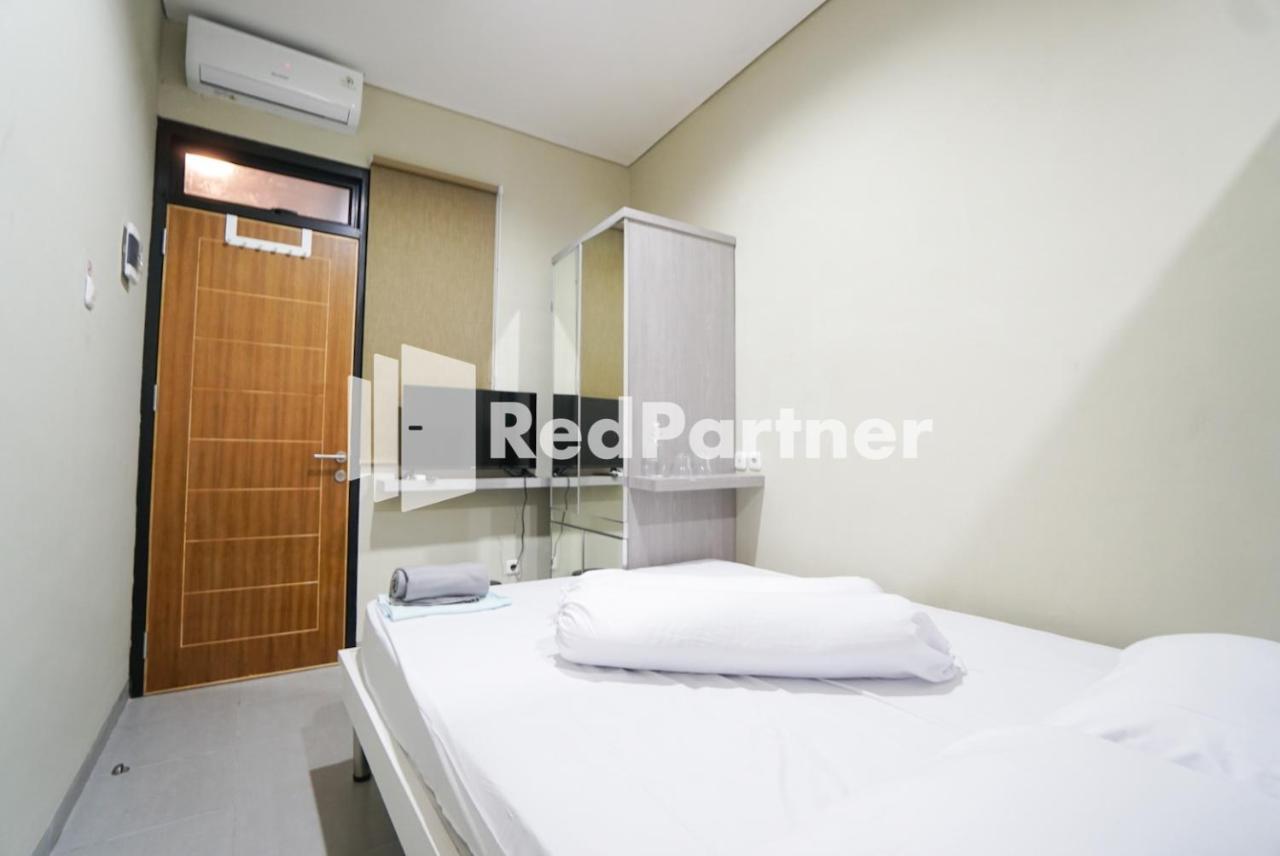 Tomang Gelong Guest House Syariah Mitra Reddoorz Jakarta Exterior photo