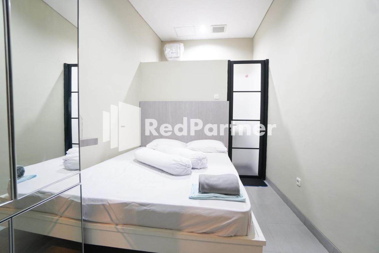 Tomang Gelong Guest House Syariah Mitra Reddoorz Jakarta Exterior photo