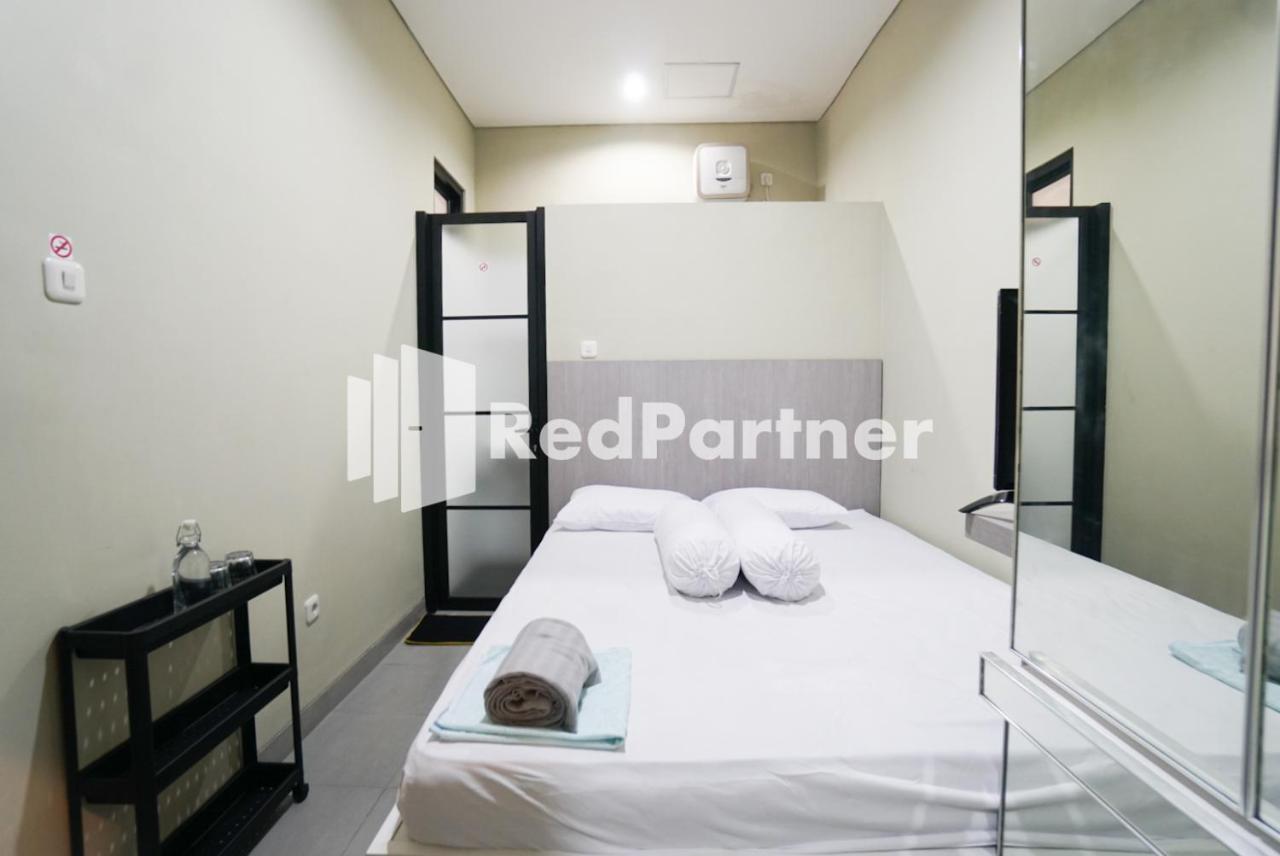 Tomang Gelong Guest House Syariah Mitra Reddoorz Jakarta Exterior photo
