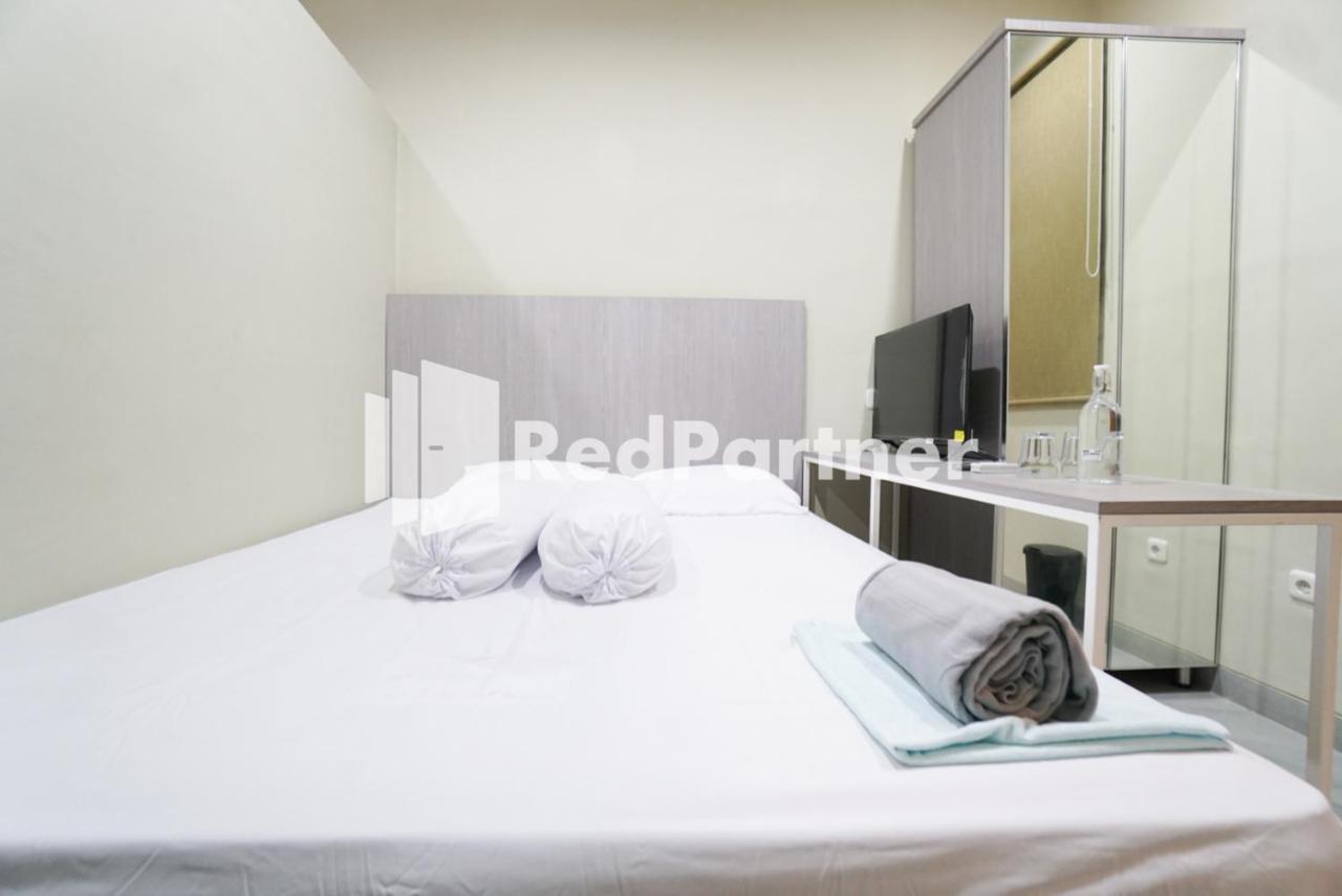 Tomang Gelong Guest House Syariah Mitra Reddoorz Jakarta Exterior photo