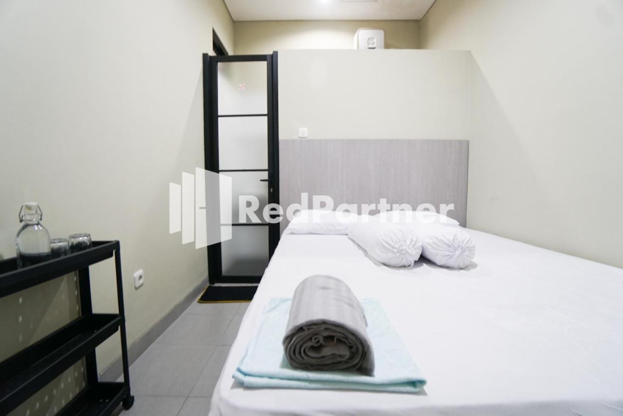 Tomang Gelong Guest House Syariah Mitra Reddoorz Jakarta Exterior photo