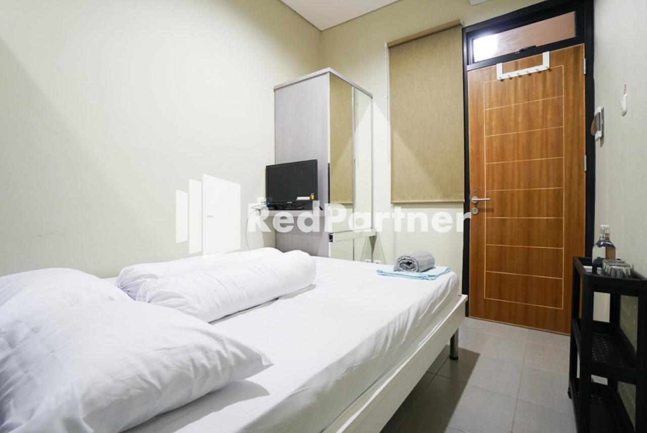 Tomang Gelong Guest House Syariah Mitra Reddoorz Jakarta Exterior photo