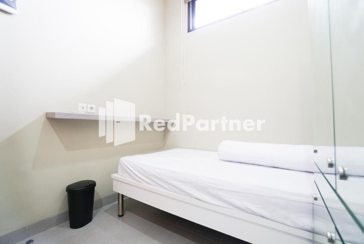 Tomang Gelong Guest House Syariah Mitra Reddoorz Jakarta Exterior photo