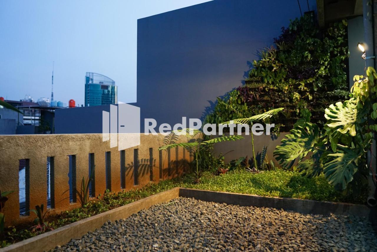Tomang Gelong Guest House Syariah Mitra Reddoorz Jakarta Exterior photo