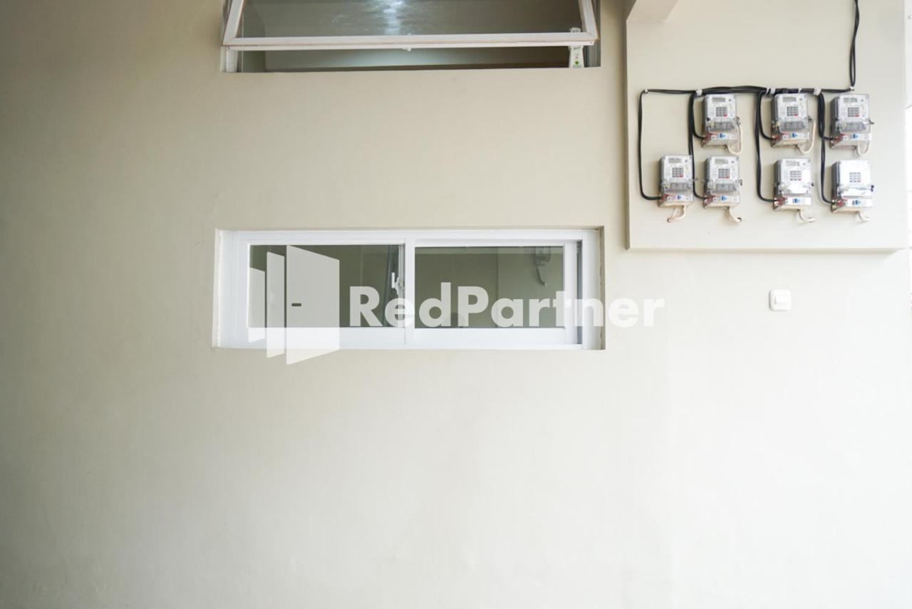 Tomang Gelong Guest House Syariah Mitra Reddoorz Jakarta Exterior photo