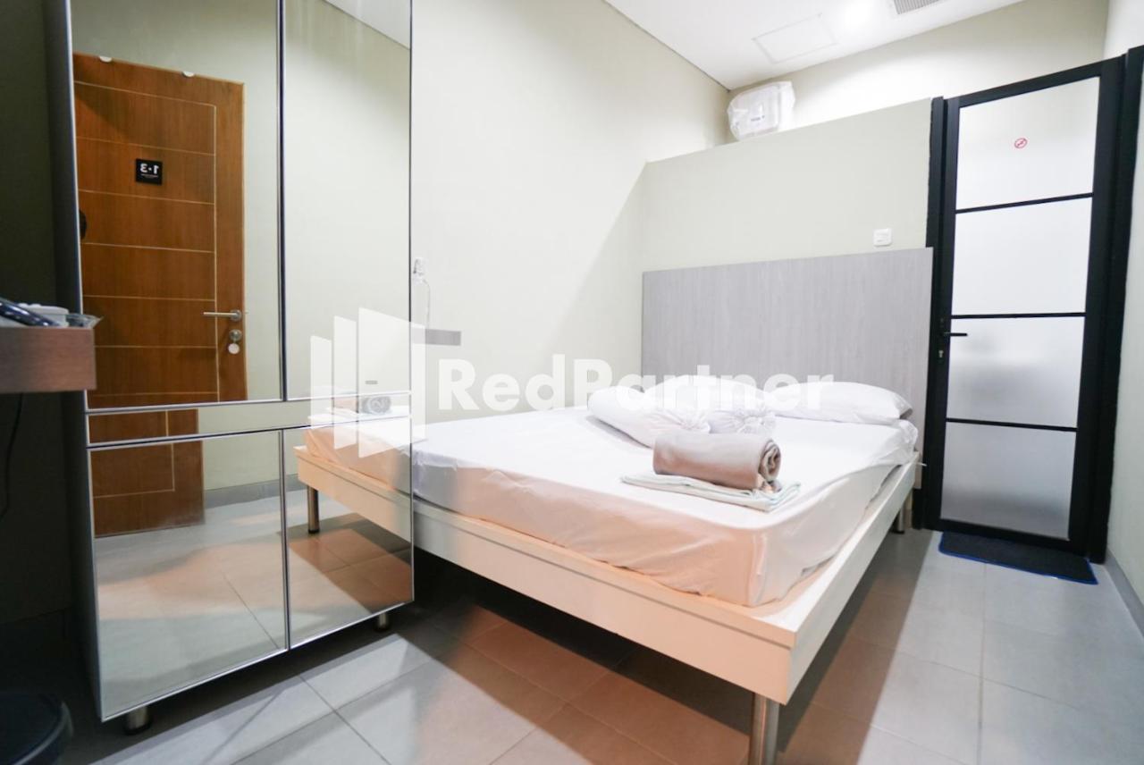 Tomang Gelong Guest House Syariah Mitra Reddoorz Jakarta Exterior photo