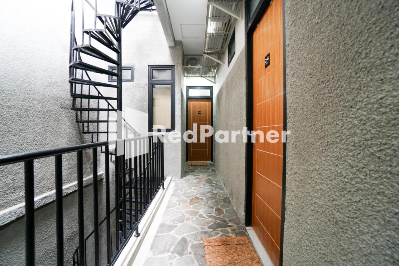 Tomang Gelong Guest House Syariah Mitra Reddoorz Jakarta Exterior photo