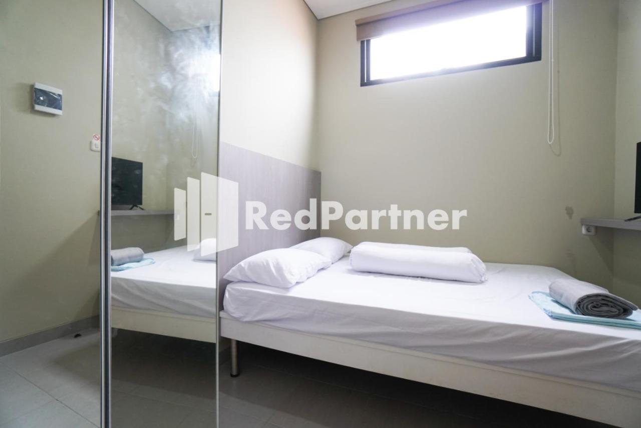 Tomang Gelong Guest House Syariah Mitra Reddoorz Jakarta Exterior photo