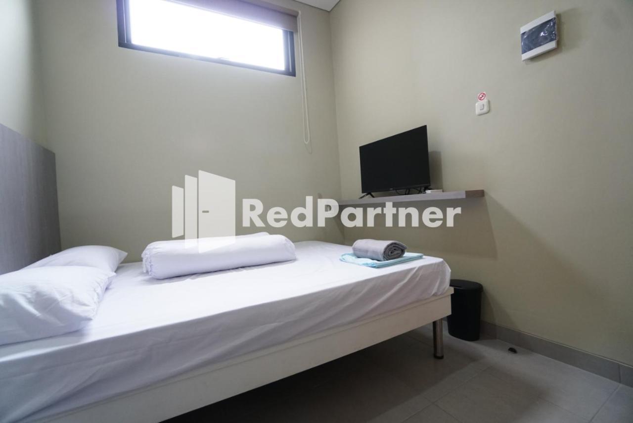 Tomang Gelong Guest House Syariah Mitra Reddoorz Jakarta Exterior photo
