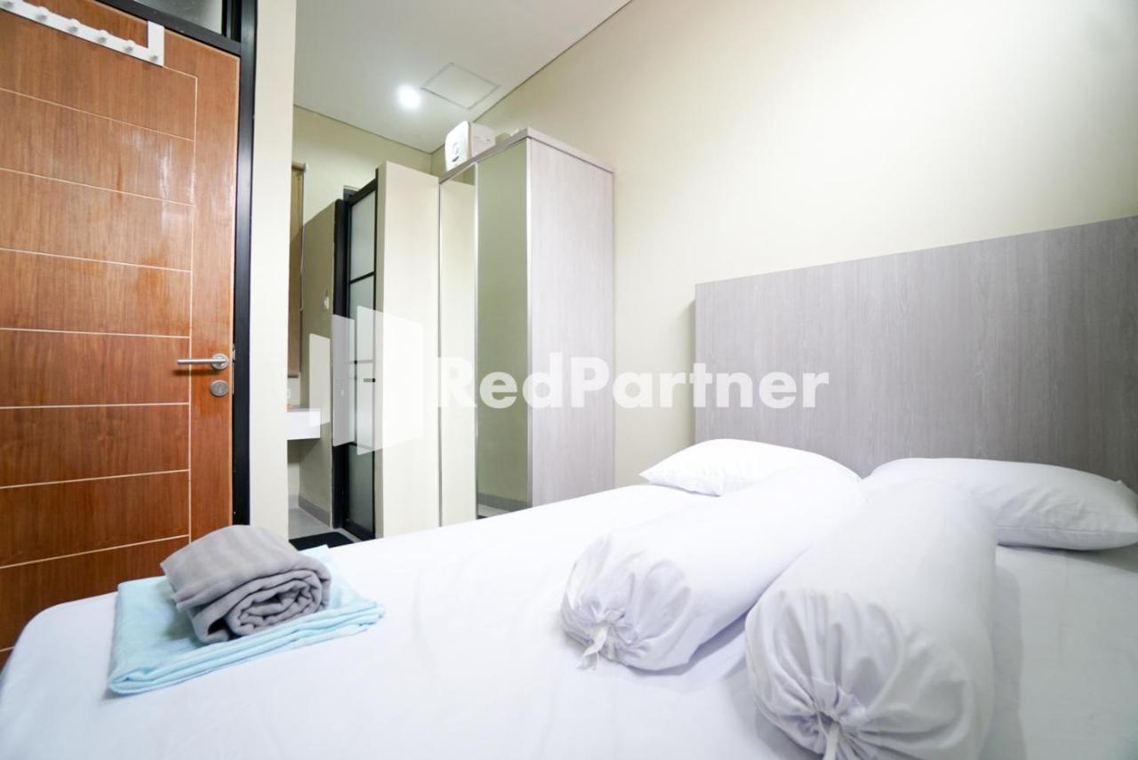 Tomang Gelong Guest House Syariah Mitra Reddoorz Jakarta Exterior photo