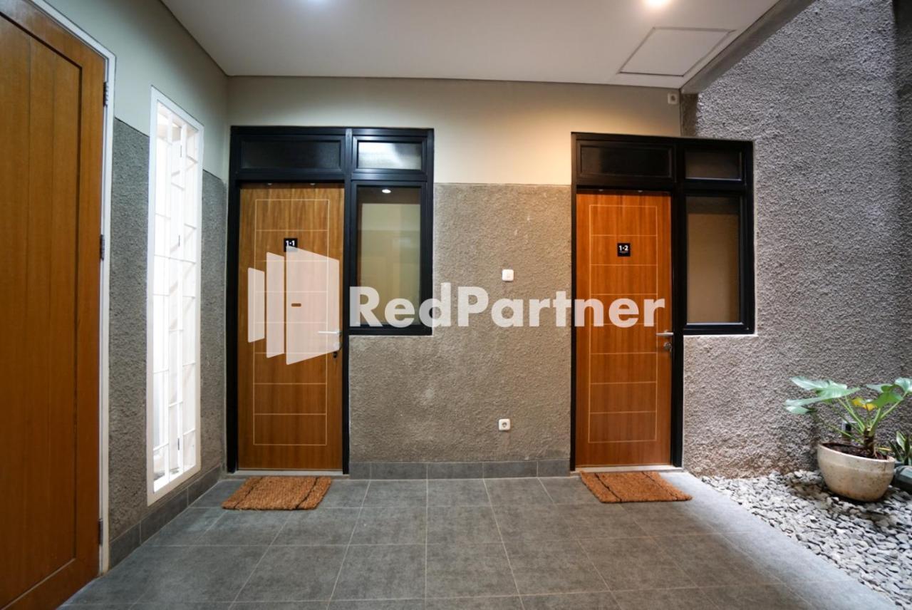 Tomang Gelong Guest House Syariah Mitra Reddoorz Jakarta Exterior photo
