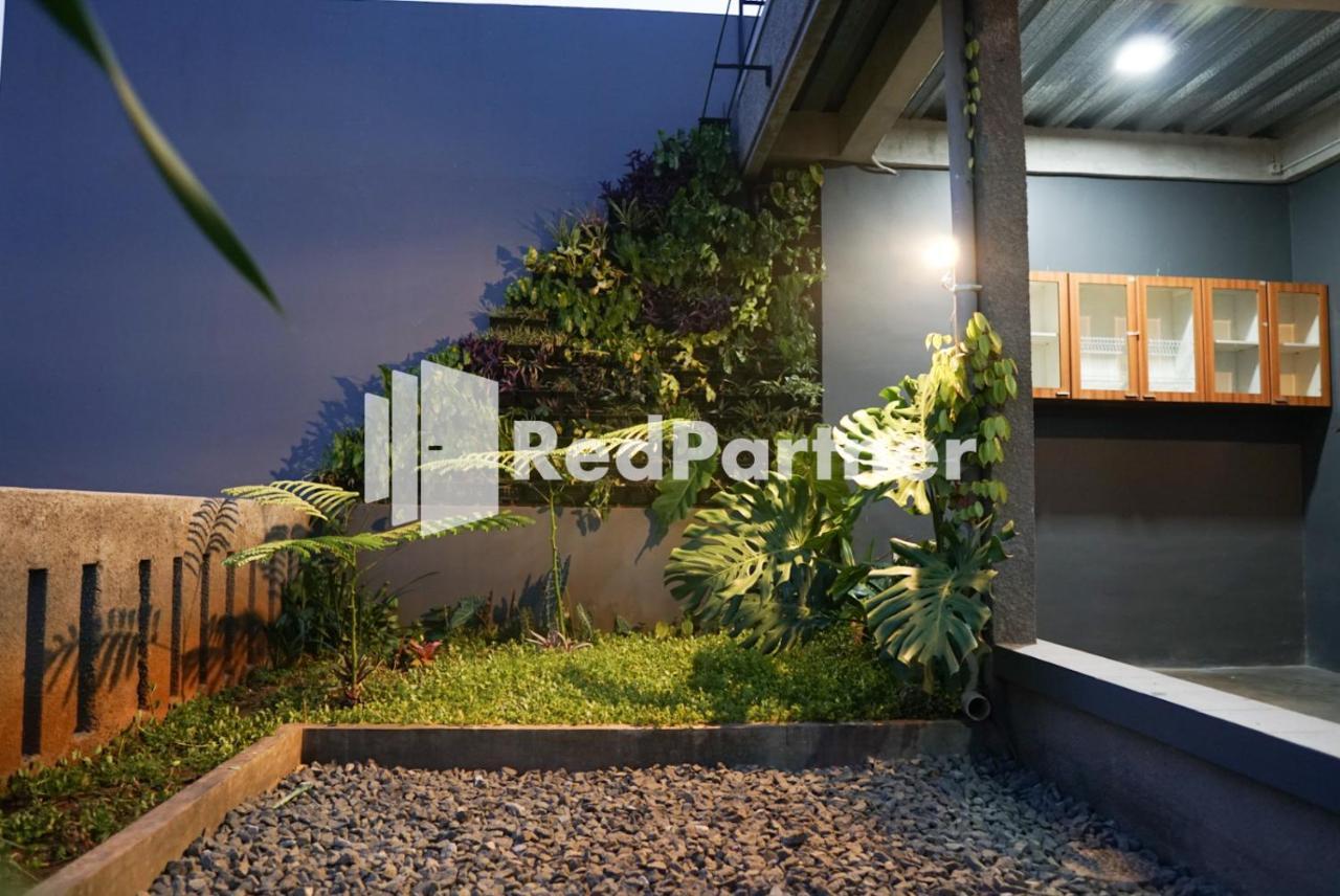 Tomang Gelong Guest House Syariah Mitra Reddoorz Jakarta Exterior photo